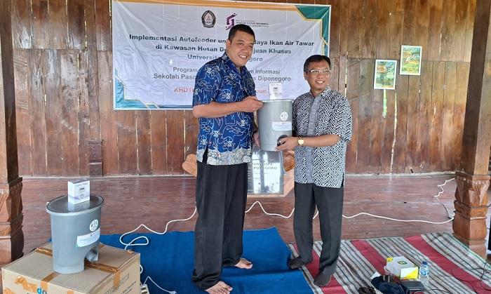 Undip DSI Study Program Implements Autofeeder for Freshwater Fish Cultivation SEMARANG- Diponegoro University (UNDIP) Information Systems Doctoral Study Program (DSI)